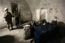 Tentara Israel dan Warga...
