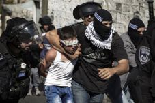 Israel Tahan 150 Warga...