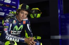 Rossi Coba Hilangkan...