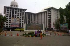 Dini Hari Nanti, Istiqlal...