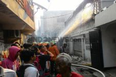 Evakuasi 5 Korban Kebakaran...