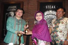 Waldjinah Terima Piala...