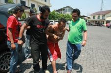2 Komplotan Pencuri...
