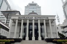 MK Kembali Uji Permohonan...