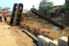 Crane Roboh di Kampung...