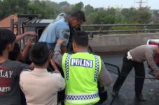 Pikap Tabrak Truk di...