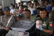 Polisi Cek Jumlah Uang...