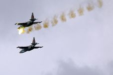 Jet Su-34 Rusia Bombardir...