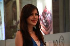 Tinggalkan Dunia Model,...