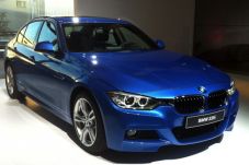 BMW Pamer Mobil Seri...