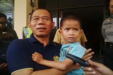 Bocah Ini Berkeliaran...