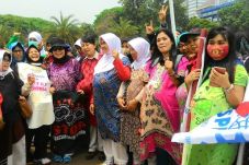 Sambangi Istana, Ratusan...