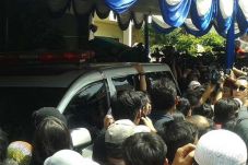 Warga Berdatangan ke...