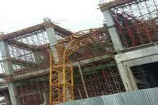 Crane Jatuh di Proyek,...
