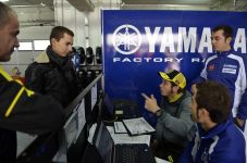 Rossi Bidik Posisi Lorenzo...