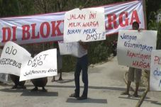 Warga Blokade Jalan...