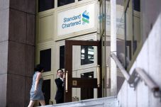 Standard Chartered Pangkas...