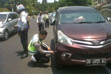 Parkir di Pinggir Jalan...