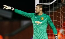 Didepak MU, Valdes Gabung...