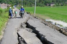 Gempa Bumi 4,9 SR Guncang...