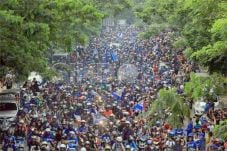 Bobotoh Isi Tribun Timur...