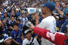 Bobotoh Dendangkan Lagu...