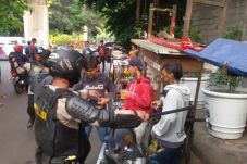 8 Suporter Sepakbola...