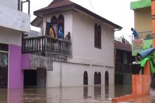 Banjir Medan Meninggi,...