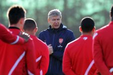Wenger Sibuk Ngecek...