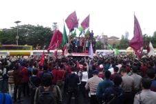 Mahasiswa: Tarik Mandat...