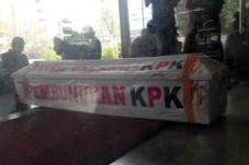 KPK Dikirimi Peti Mati...