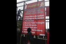 Demo di DPR, Mahasiswa:...