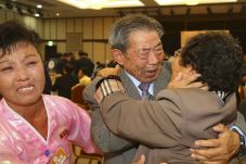 Reuni, Ratusan Warga...