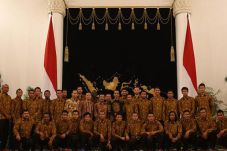 Bangga Dijamu di Istana,...