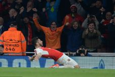 Arsenal Bombardir Gawang...