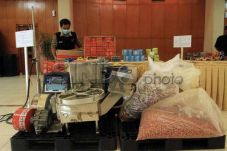 Gerebek Gudang di Asemka,...