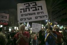 Ribuan Warga Israel...