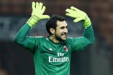 Digusur Kiper 16 Tahun,...