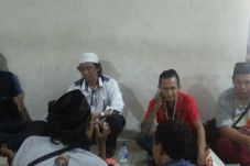 Pendukung Mandra Curi...