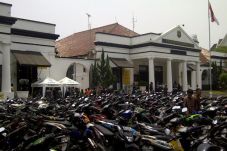 Pakai Knalpot Bising,...