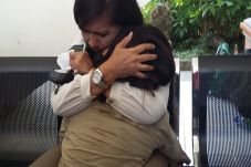 Saksi Tunjukkan Barang...