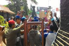 Warga Tuntut Galian...