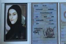 Teroris Cantik Senyum...