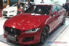 Dua Varian Jaguar XE...