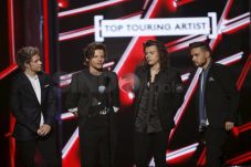 One Direction Kalahkan...