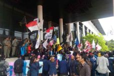 Mahasiswa Desak Gubernur...