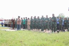 Warga, TNI, dan Polri...