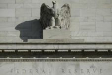 The Fed Pertahankan...