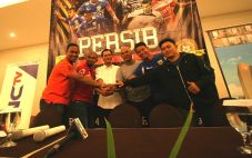 Hadapi Persib, Pelatih...