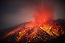 Gunung Barujari Erupsi,...